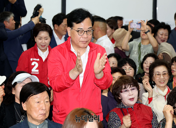 [포토] 이용 보궐선거 후보 선거사무소 개소식 참석하는 송언석