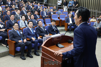 [포토] 정청래 대표 발언 지켜보는 국회의장 후보들