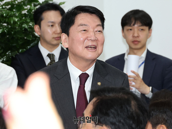 [포토] 이용 후보 개소식 참석한 안철수 의원