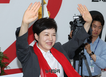 [포토] 인사하는 김은혜 의원