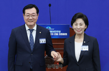 [포토] 손들어 인사하는 민홍철·남인순 국회부의장 후보들