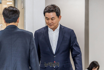 [포토] 추경호 공판에 증인출석하는 김태호 의원