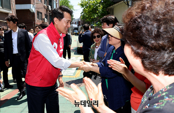 [포토] 천호동 주민들과 인사나누는 오세훈 후보