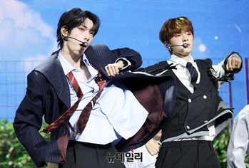 [포토] 데뷔 무대 선보이는 '플레어 유(FLARE U)' 
