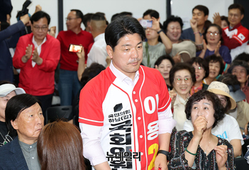 [포토] 선거사무소 개소식 입장하는 이용 하남갑 보궐선거 후보