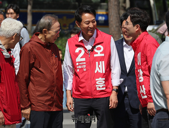 [포토] MB와 인사나누는 이강산 자유통일당 서울시장 후보
