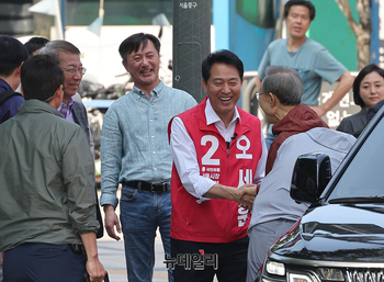 [포토] 청계천 도착한 이명박 대통령 맞는 오세훈 서울시장 후보