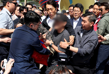 [포토] 청계천 걷기행사서 제지 당하는 시위자