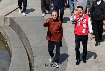 [포토] 청계천 산책하는 이명박-오세훈