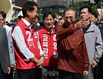 [포토] 청계천 걷기 행사 참석한 MB