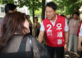 [포토] 송파구 주민들과 인사나누는 오세훈 후보