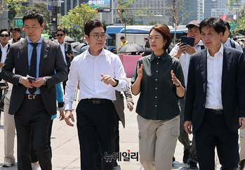 [포토] 대화나누는 고민정-정원오