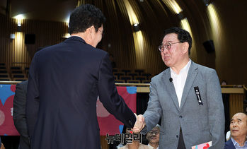 [포토] 인사 나누는 조전혁 서울시교육감 후보 