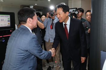 [포토] 서울청년취업사관학교 함께 방문한 오세훈-안철수