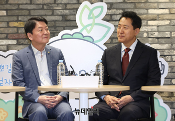 [포토] 서울청년취업사관학교 청년들 만난 오세훈-안철수