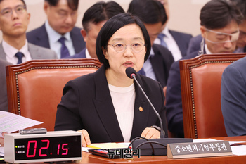 [포토] 산자위 출석한 한성숙 중소벤처기업부 장관