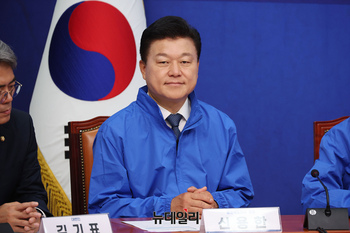 [포토] '강호축 철도망 합동 공약 발표' 참석한 신용한 충북지사 후보