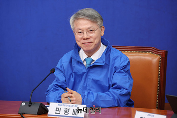 [포토] 합동 공약 발표 참석한 민형배 전남광주통합특별시장 후보