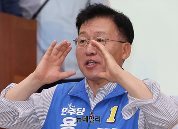 [포토] 인사말하는 강태웅 민주당 용산구청장 후보