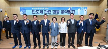 [포토] 기념촬영하는 추미애 민주당 경기지사 후보 