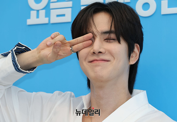 [영상] 더보이즈 영훈, 거품 인형보다 빛나는 미소