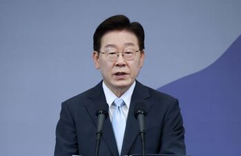 李 대통령 스벅 이어 무신사 저격 … '책상 탁 치니 억' 패러디에 