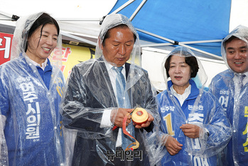 [포토] 사과 깎는 정청래 민주당 대표 