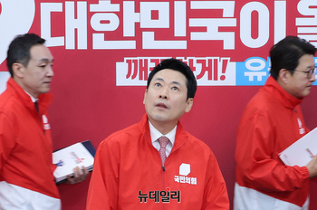 [포토] 천장 살피는 장동혁 국민의힘 대표