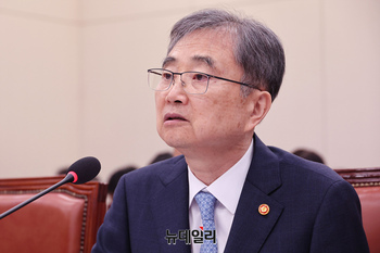 [포토] 나무호 관련 질의에 답하는 조현 외교부 장관
