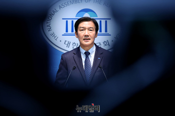 [포토] 국회에서 공약발표 기자회견하는 조국 후보