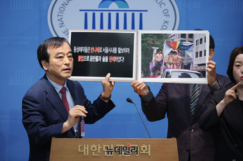 [포토] 동성애 반대 회견 하는 거룩한방파제 회원들