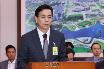 [포토] 답변하는 이한우 현대건설 대표이사 부사장