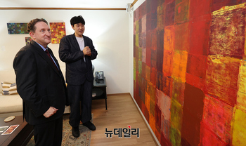 [포토] 작품 설명하는 박주언 작가 