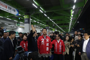 [포토] 공식 선거운동 돌입, 첫 일정 가락시장 찾은 오세훈 후보 