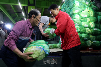[영상] 첫 일정에 가락시장 배추 나르는 오세훈 후보