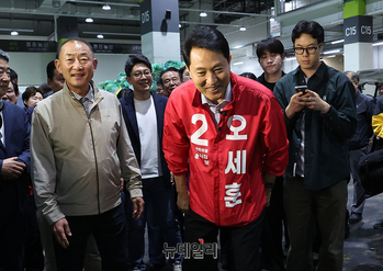 [포토] 공식 선거운동 시작과 함께 가락시장 찾은 오세훈 후보