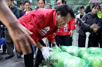[포토] 오세훈 서울시장 후보, 가락시장서 첫 공식 선거운동 시작