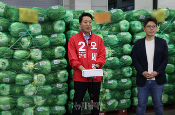 [포토] 가락시장 첫 일정, 선거운동 각오 밝히는 오세훈