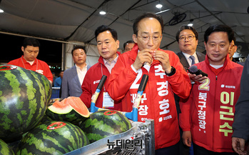[포토] 수박 맛보는 추경호 대구시장 후보 