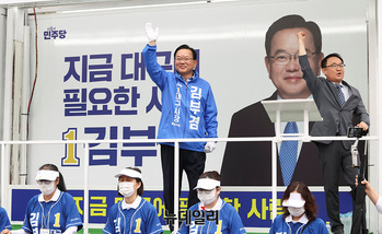 [포토] 대구시민 향해 인사하는 김부겸 후보 