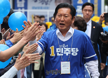 [포토] 하이파이브로 입장하는 정청래 민주당 대표