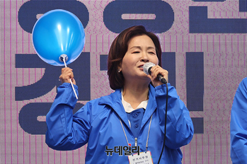 [포토] 지지호소하는 이수진 민주당 의원