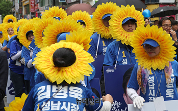 [포토] 해바라기 된 민주당 선거유세단