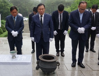 최민호 세종시장 후보, 충령탑 참배로 공식 선거운동 돌입