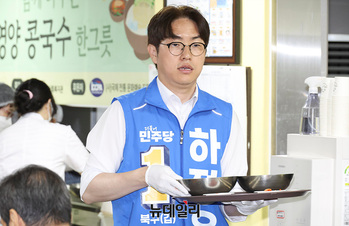 [포토] 콩국수 나눔 봉사하는 하정우 후보 