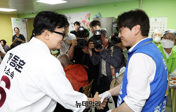 [포토] 악수하는 한동훈-하정우 