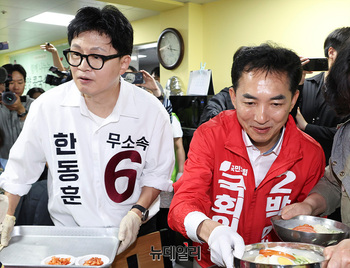 [포토] 콩국수 전달하는 한동훈-박민식 