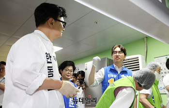 [포토] 대화 나누는 한동훈-하정우 