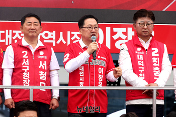 [포토] 대전역서 지지호소 하는 이장우 후보
