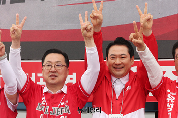 [포토] 손가락 두개 들어 보이는 장동혁·이장우